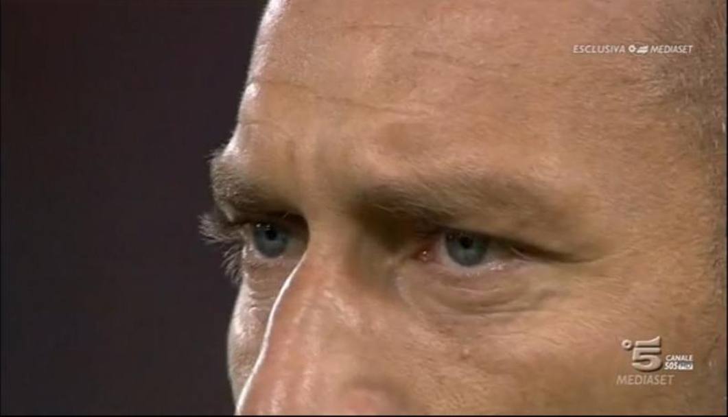Occhi lucidi per Totti, 37 anni, alla 50ª presenza nella manifestazione, durante l&#39;inno della Champions (da Canale 5)